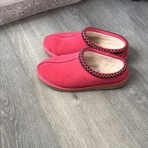 UGG Youth 6/Womens 8 pink Tazman Slippers